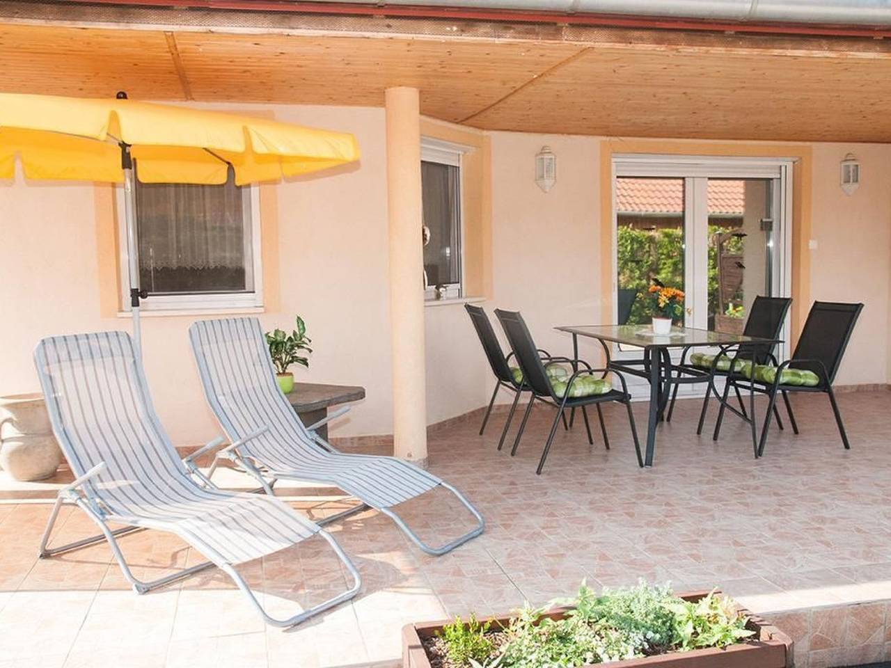 Hochwertiges Ferienhaus Steffi mit Terrasse in Balatonbereny, Plattensee Südufer