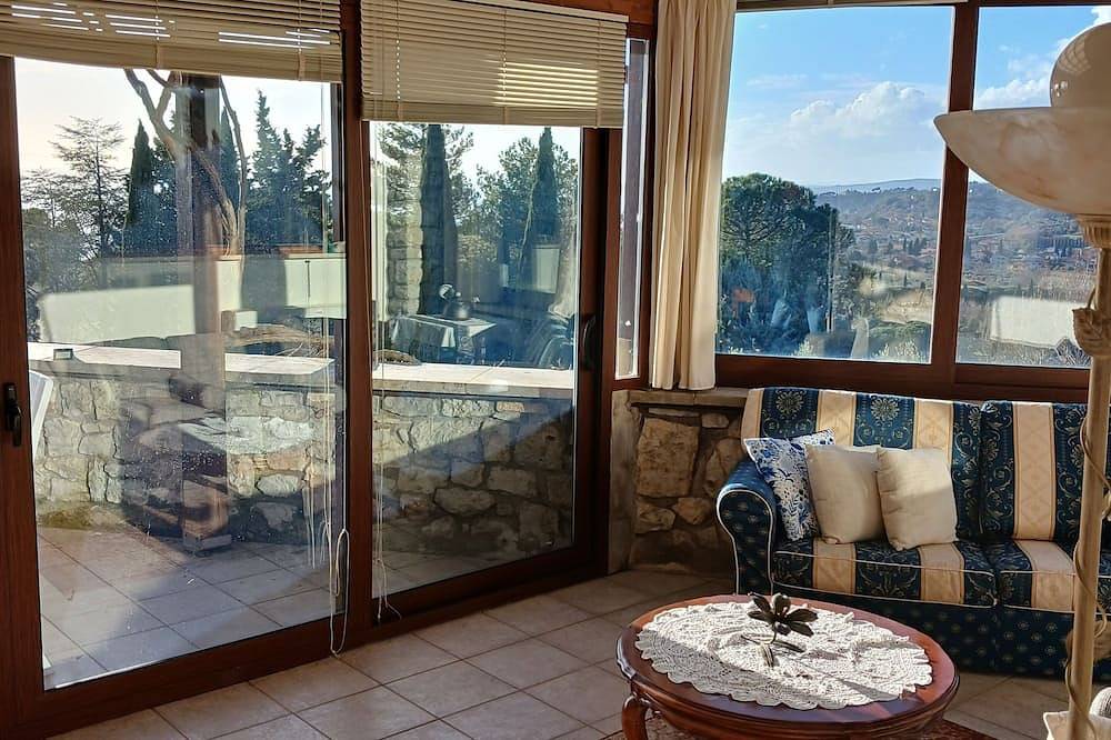 Entire apartment, Casa Vista Lago 154 Sqm2- bedroom apartment in peaceful Passignano Sul Trasimeno in Passignano sul Trasimeno, Lake Trasimeno