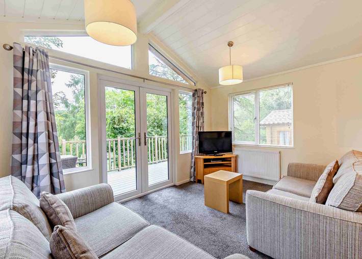 Superior 2 Lodge, slps 4, parking, ensuite & deck in Bowness-on-Windermere, Lake District
