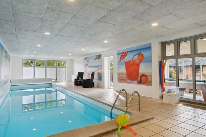 Ferienhaus für 26 Personen, mit Balkon und Whirlpool sowie Terrasse und Garten in Øster Hurup