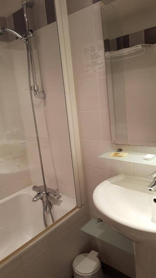 Hôtel pour 3 personnes, avec vue sur le lac et jardin ainsi que vue et balcon à Moulay (Mayenne) - 4