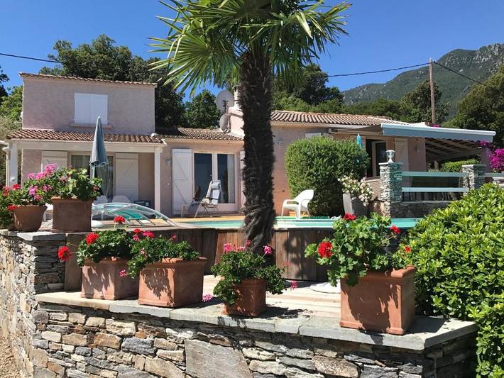 Cottage pour 2 personnes, avec terrasse et piscine ainsi que jardin et jacuzzi à Santa-Maria-Poggio
