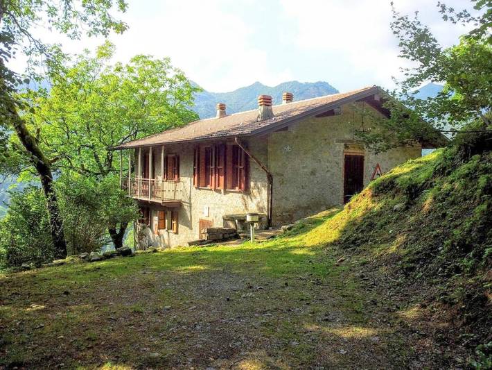 Agriturismo per 8 persone, con Balcone e Terrazza nonché Giardino e Panorama in Provincia di Bergamo