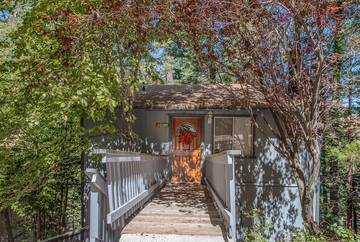 Log Cabin for 6 Guests in Lake Arrowhead, San Bernardino County, Picture 4