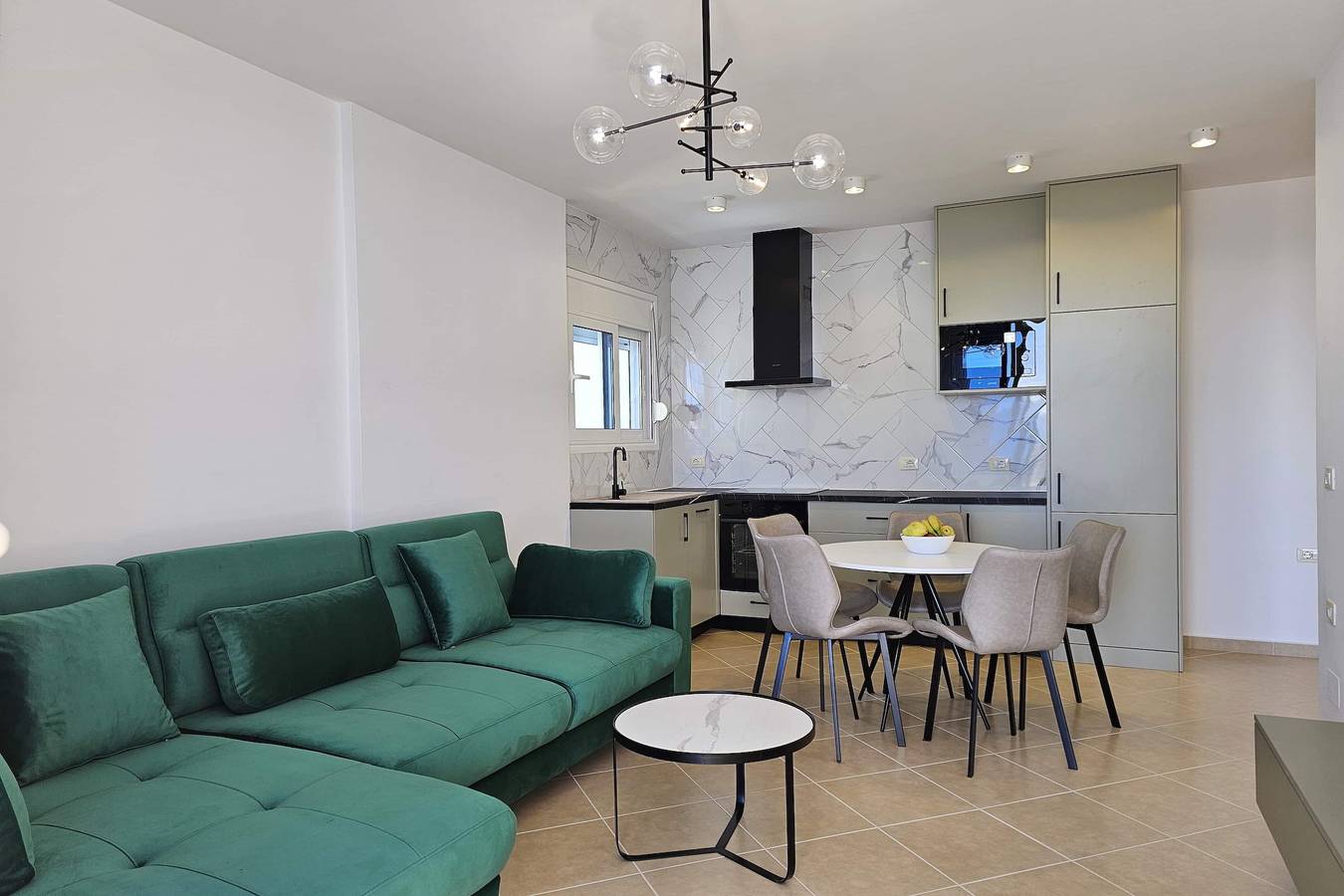 Ganze Wohnung, Ferienwohnung für 5 Personen mit Balkon in Sarandë, Vlorë