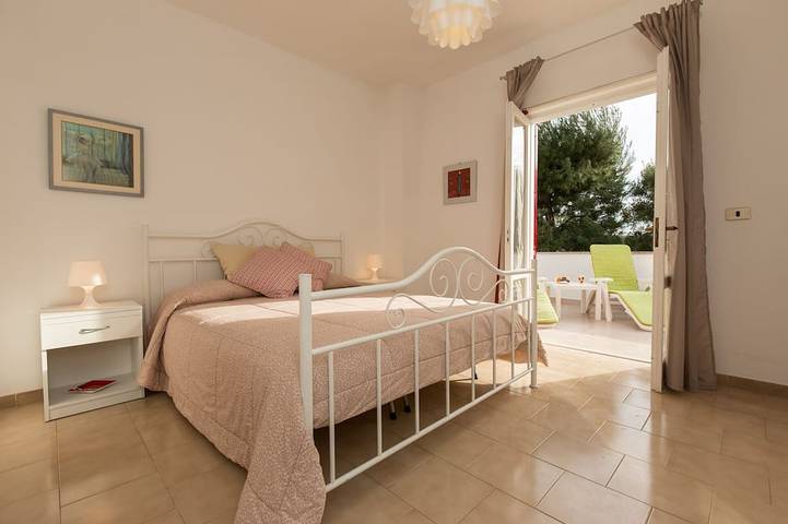 Maison mitoyenne très soignée au bord de la mer, idéale pour les familles et les couples dans un endroit calme in Torre Santa Sabina, Carovigno