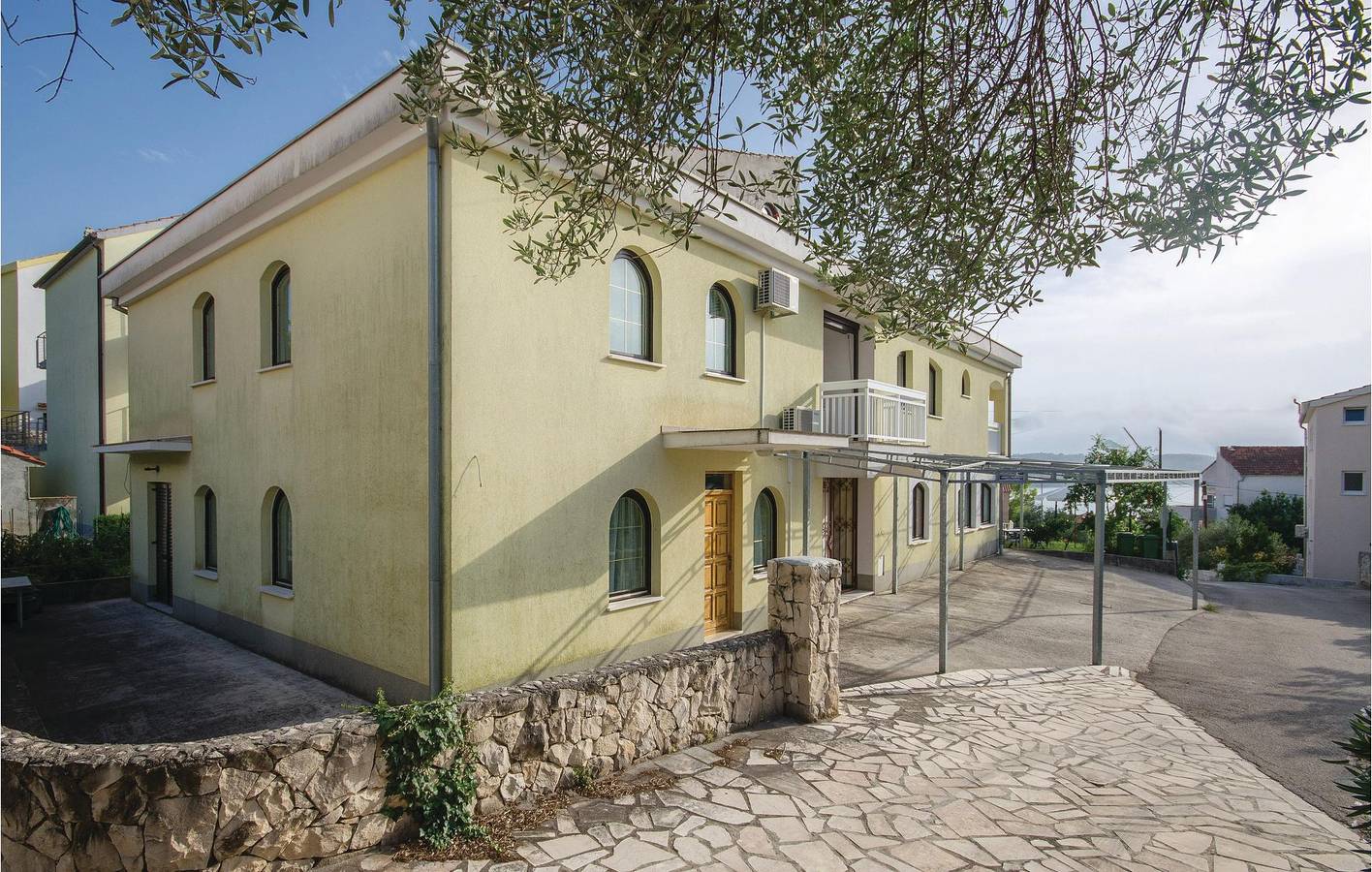 Ganze Ferienwohnung, Gemütliche Ferienwohnung mit Terrasse, Parkplatz und WLAN in der Nähe des Strandes Uvala Bočići in Okrug Gornji, Ciovo