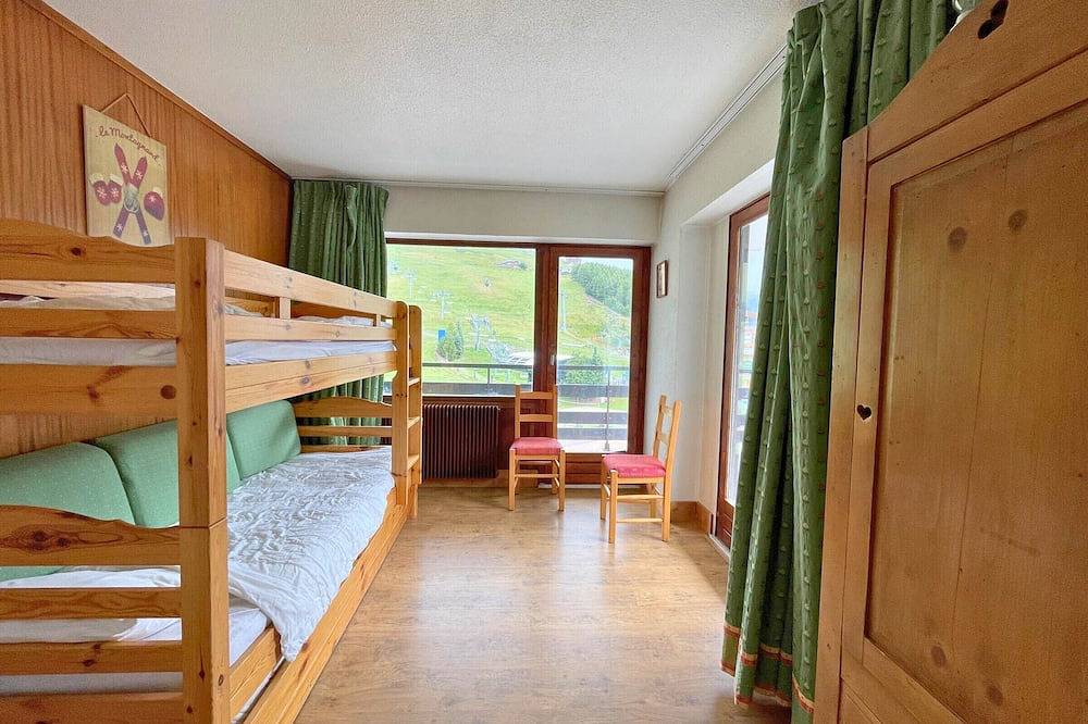 Entire apartment, Ski-in/Ski-out Apartment for 5 with Balcony, Near Amenities in La Croisette, Les Menuires in Les Menuires, Saint-Martin-de-Belleville