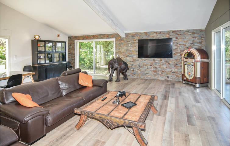 Poolside Apartment with Parking and WiFi in Trets, Mediterranean Coast (France)
