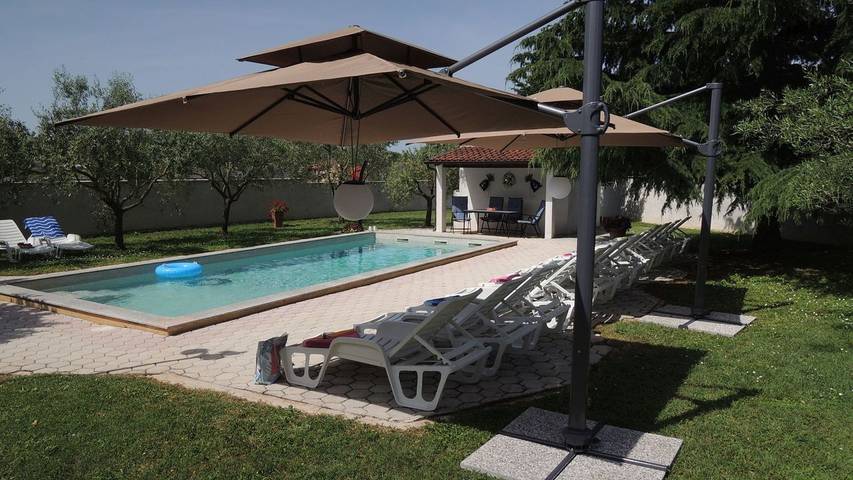 Bungalow per 4 persone, con piscina e terrazza nonché giardino in Istria