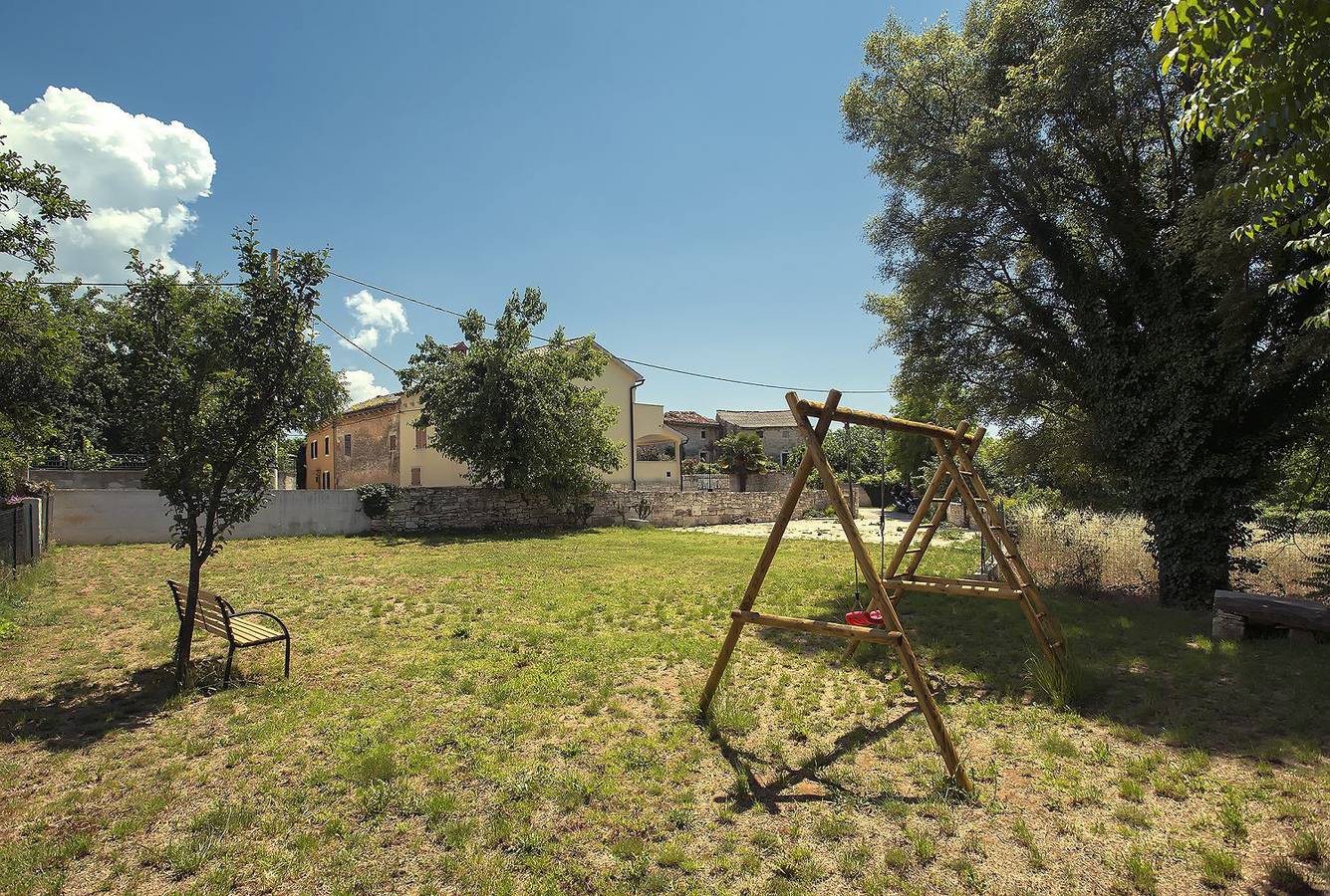 Steinvilla mit privatem beheiztem Pool, Klimaanlage, Wlan, Bbq und das inmitten grüner Natur in Jursici, Svetvinčenat