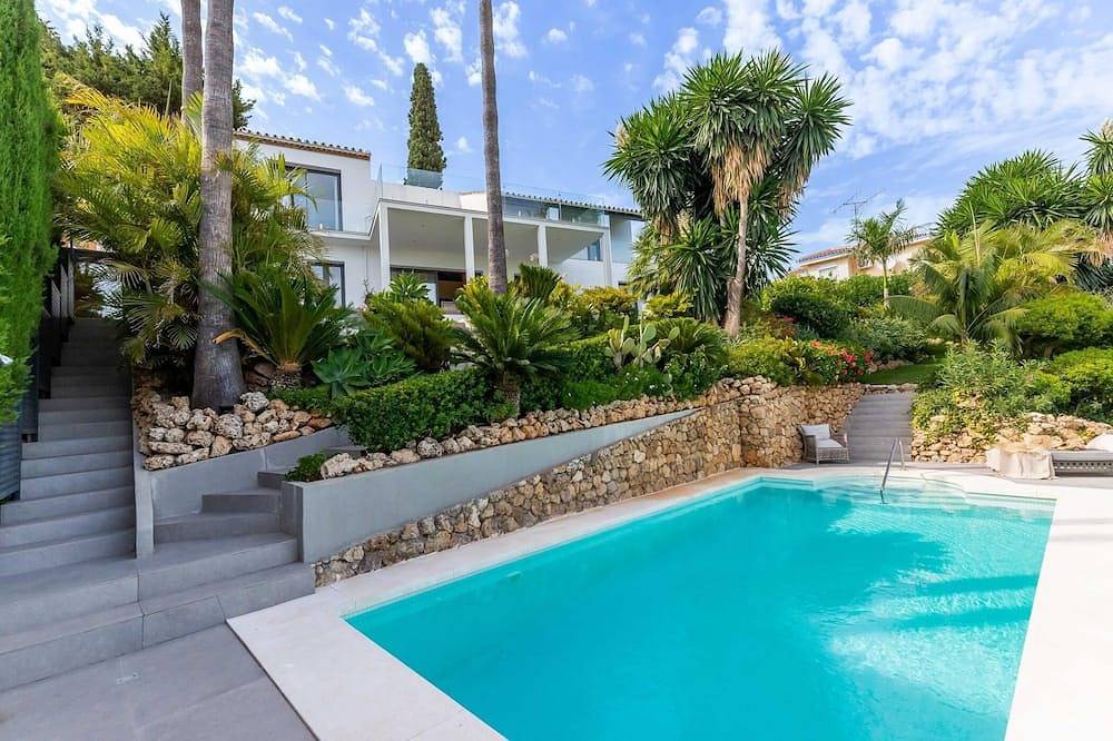Top Renovierte 4-Zimmer Luxusvilla - Golf Frontlinie in El Paraiso Golf Estepona, Benahavís