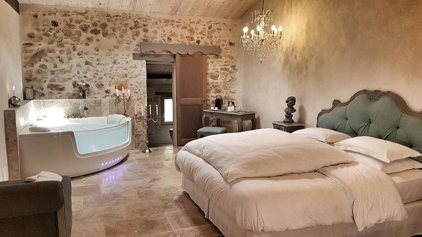 Location de vacances pour 2 personnes, avec piscine ainsi que jardin et vue à Flassans-sur-Issole - 4