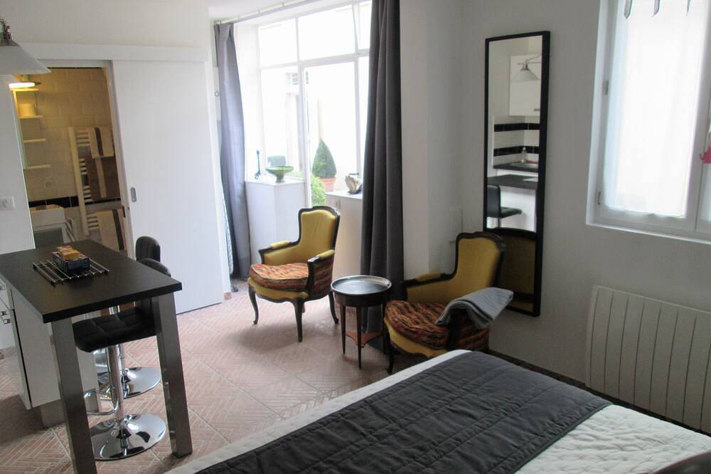 Appartement entier, L'Atelier, studio indépendant sur cour privée à 20 mn centre Paris par le Rer A in Maisons-Laffitte, Yvelines