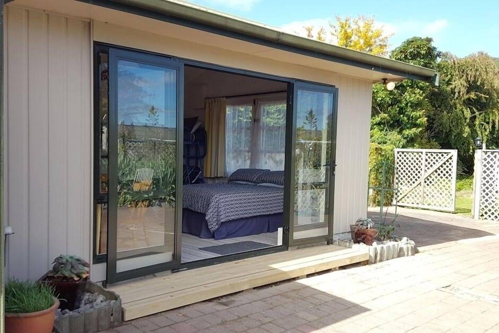 Ruhiger Strand in der Nähe des Sees in Taupo District