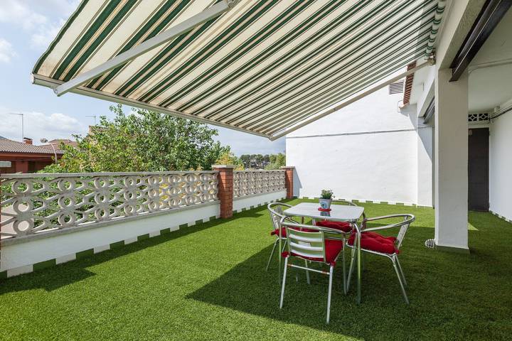 Entire apartment, Apartment Villa Mercedes with Terrace, Balcony & Wi-Fi in Rubi, Barcelona Inland