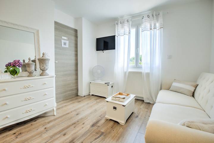 Guesthouse 'Au Charmant Des Vignes' with Private Terrace and Wi-Fi in Montagne, Libourne region