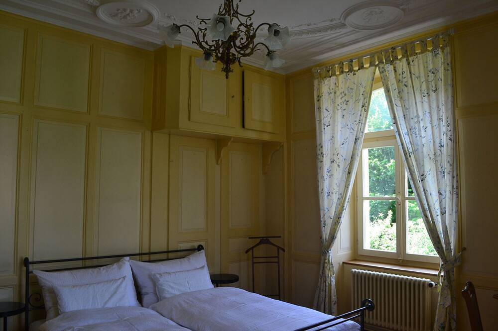 Ganze Wohnung, Historische Fabrikantenvilla Wohnung Eg und 1.Og in Mitlödi, Glarus Süd