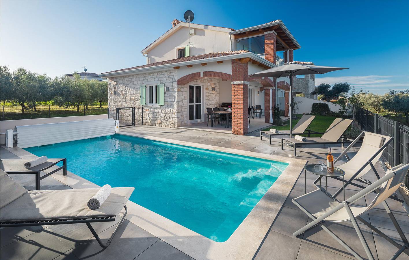 Urlaub am Meer: Gemütliche 1-Zimmer-Wohnung mit Terrasse und beheiztem Pool in Umag und Umgebung