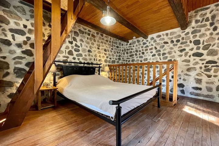 Gîte pour 9 personnes, avec jardin, animaux acceptés à Arlempdes - 2