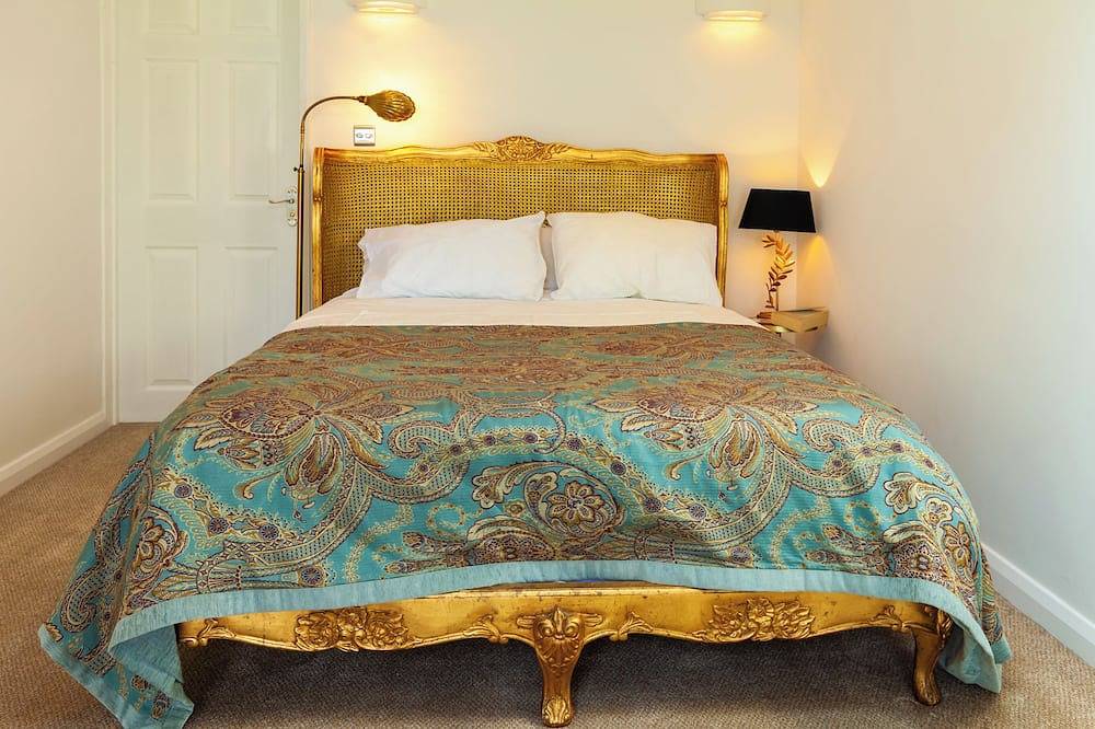 Beachfront - Retreat, relax, recharge. Hot Tub* V. Private. Walk to Beach & pub! in Great Yarmouth, The Broads