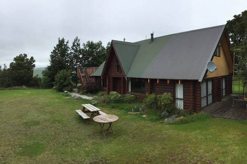 Spacious log chalet with free Wifi, great for a few families in Hurunui District