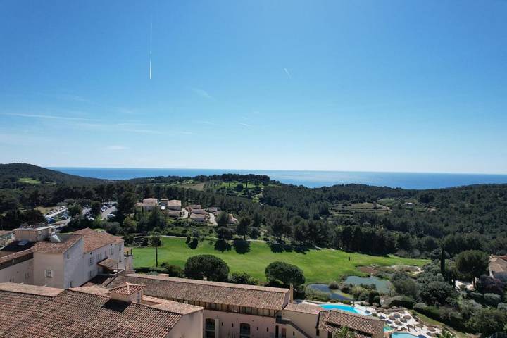 Gîte pour 4 personnes, avec piscine ainsi que vue et terrasse dans Golf De Fregate