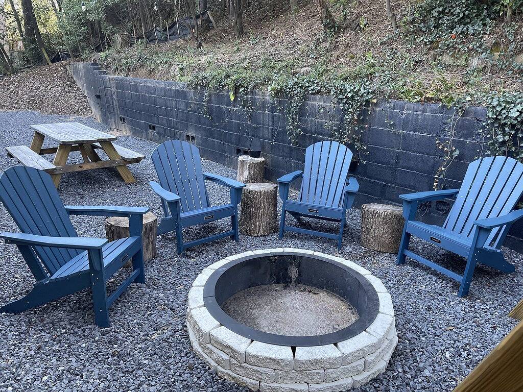 Immaculate 1 level home with private back yard + fire-pit + air hockey & parking in Oxford (MS), Lafayette County