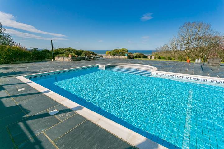 Cottage for 16 people, with garden and pool in Wales