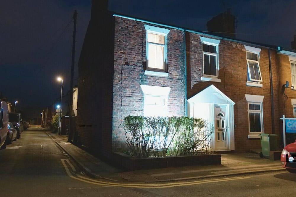 Town Centre House with parking, Wi-Fi in Stafford, Staffordshire