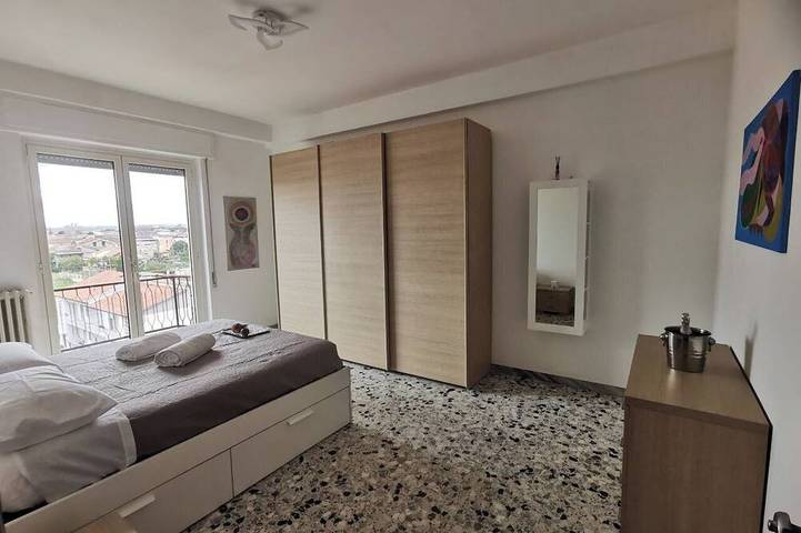 Ganze Wohnung, Geräumige moderne Wohnung, Balkon mit Bergblick, kostenloses Parken in Pescara, Pescara Provinz