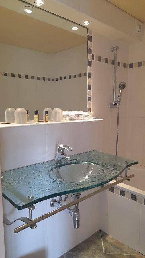 Location de vacances pour 2 personnes, avec jardin ainsi que vue et balcon à Saint-Martin-Valmeroux - 3