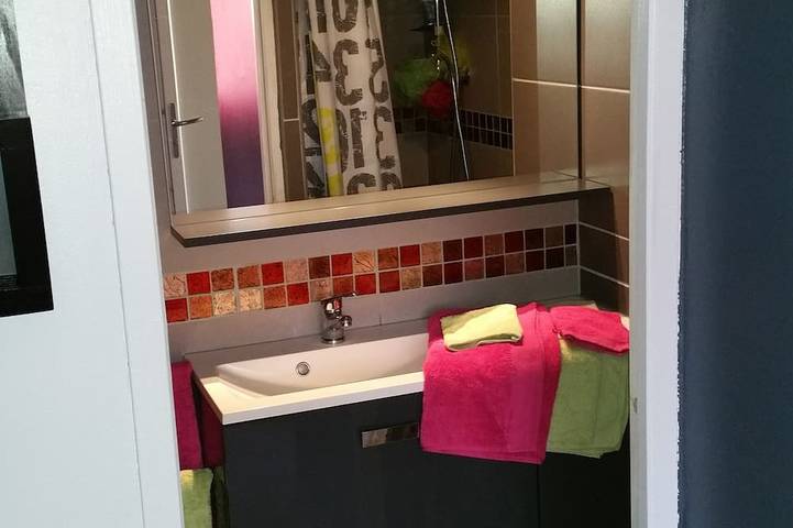 Gîte pour 2 personnes, avec terrasse ainsi que jardin et piscine à La Crau - 3