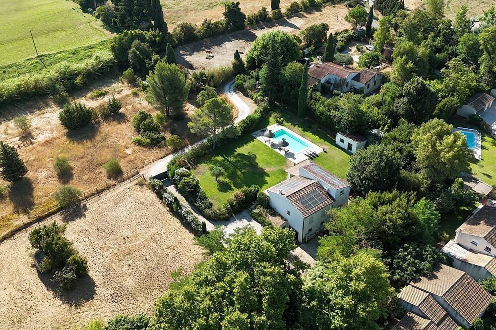 Villa 220m2, terreno 3000m2, pueblo de 5 \"a pie, 4km Saint-Rémy-de-Provence in Eyragues, Region de Arles