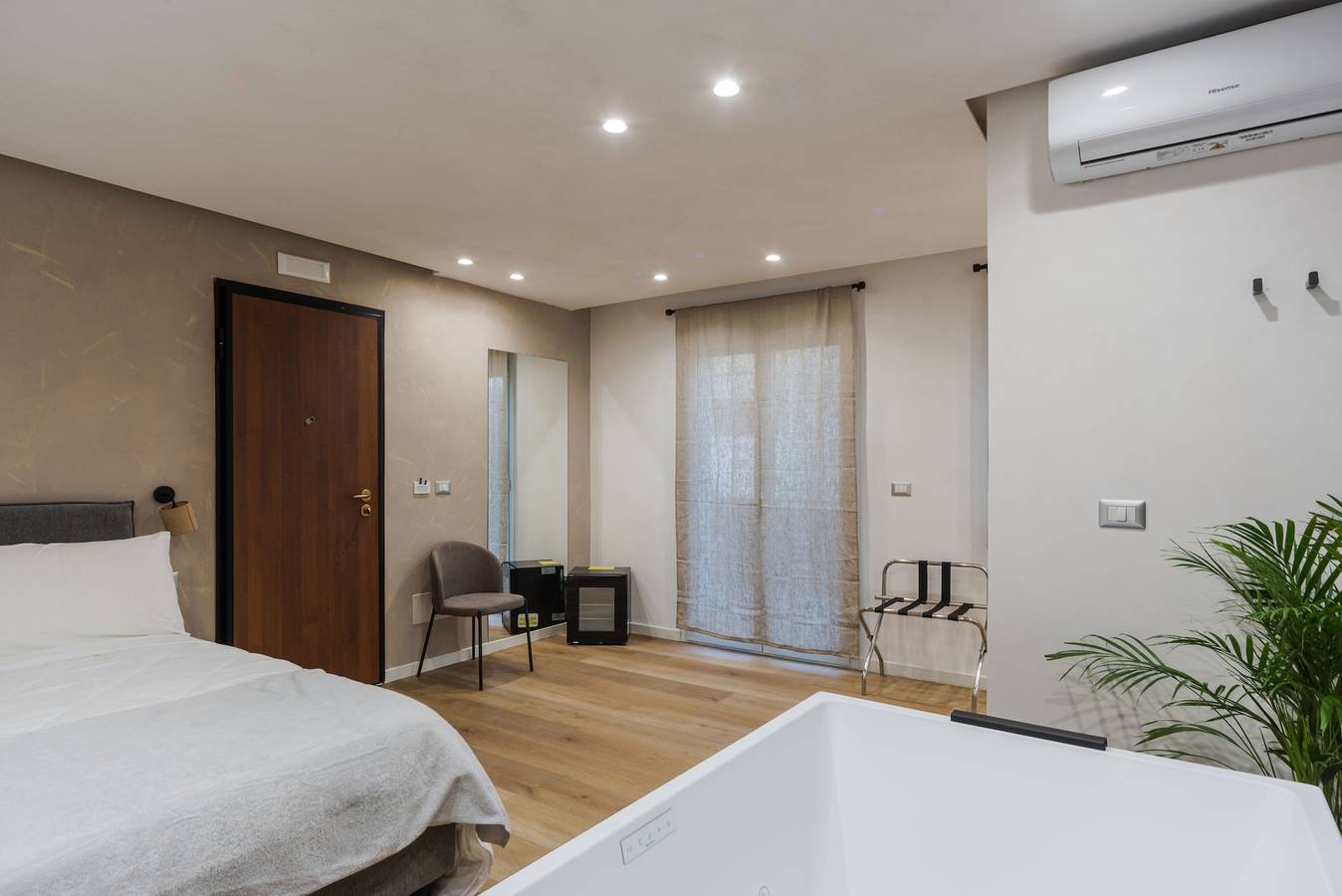 Apartamento vacacional entero, Maui with Jacuzzi - Tropicalia Suites by Wonderful Italy in Stanislao Cannizzaro, Aci Castello