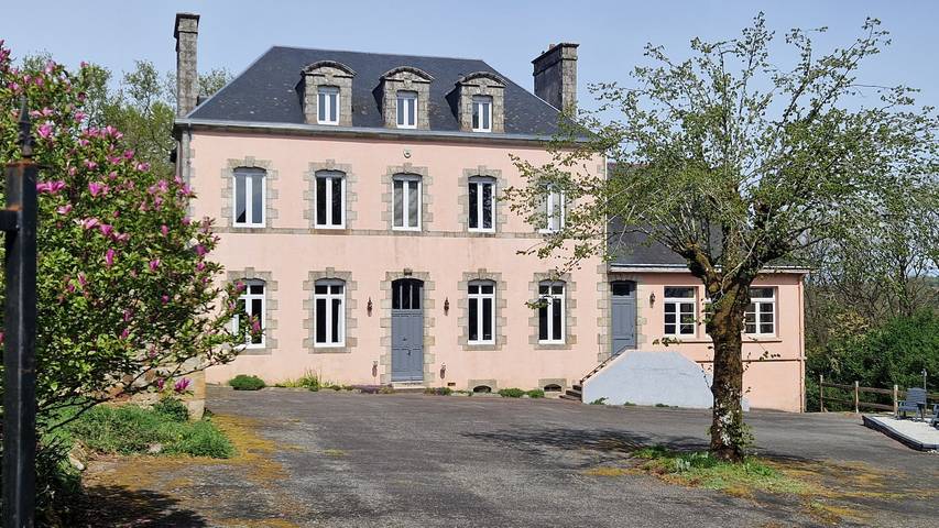 Location de vacances pour 10 personnes, avec Terrasse et Jardin à Langoëlan