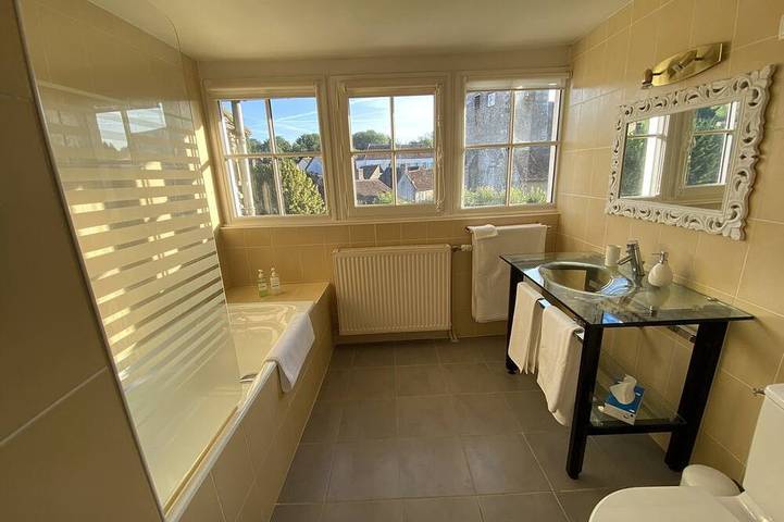 Chambre de Charme Avec vue Pour le Télétravail ou le Farniente ! in Villiers-Saint-Benoît, Auxerre und Umgebung