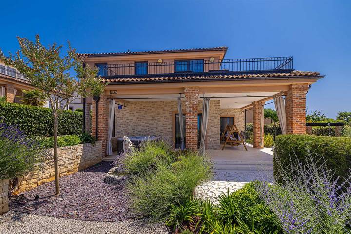 Villa mit pool für 6 Personen, mit Pool und Sauna sowie Whirlpool und Garten auf Krk - 2