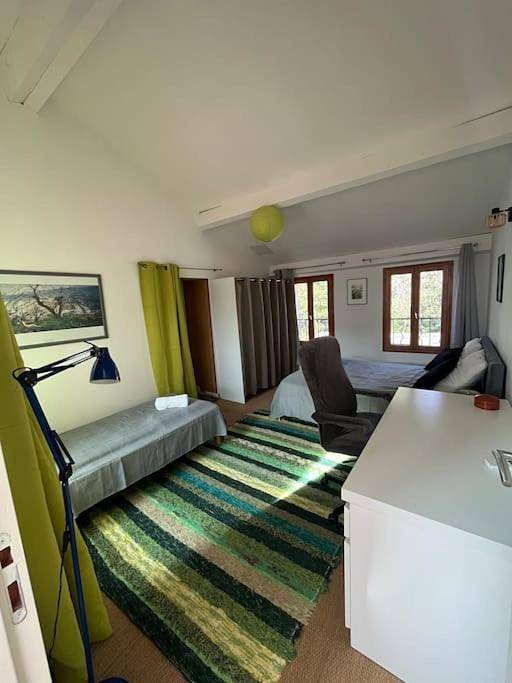 Location de vacances pour 7 personnes, avec jardin ainsi que piscine et terrasse à Vallabrix
