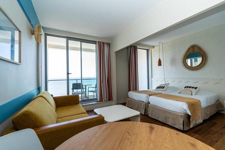 Station pour 4 personnes, avec bassin pour enfant et terrasse ainsi que vue et piscine, animaux acceptés dans Plage de la côte des Basques - 2