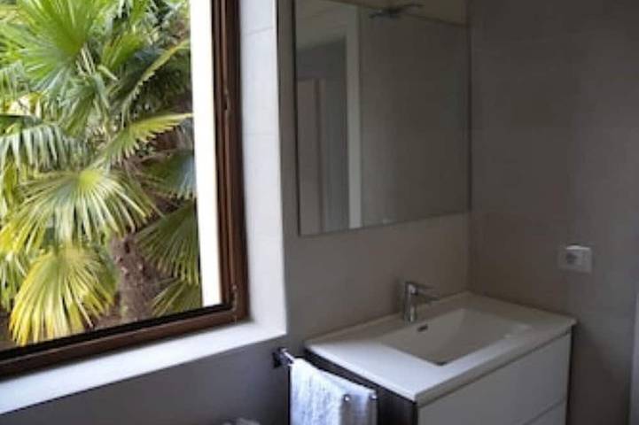 Apartamento entero, Flat with garden in quiet green neighborhood, 2 bikes, storage, private parking in Riva del Garda, Montañas Garda