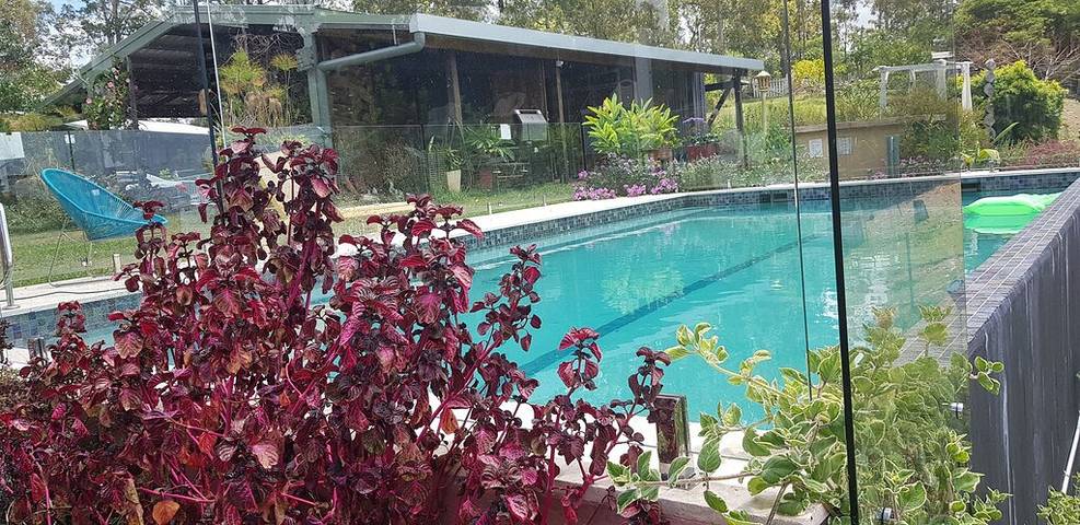 Holiday home for 6 people, with garden and balcony as well as pool in Queensland