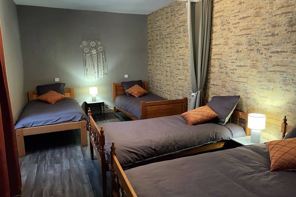 Maison de campagne ,à proximité de sentiers de randonnée in Saint-Hilaire-Peyroux, Région de Tulle
