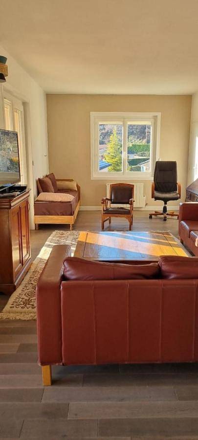 Location de vacances pour 9 personnes, avec Terrasse ainsi que Jardin et Vue dans Saint-Jean-la-Bussière
