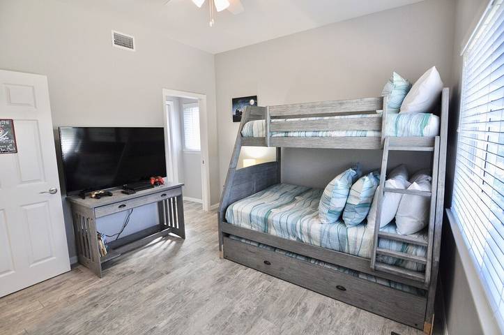 Vacation rental for 19 people, with yard in North Captiva Island