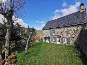 Location de vacances pour 13 personnes, avec vue et jardin à Allanche