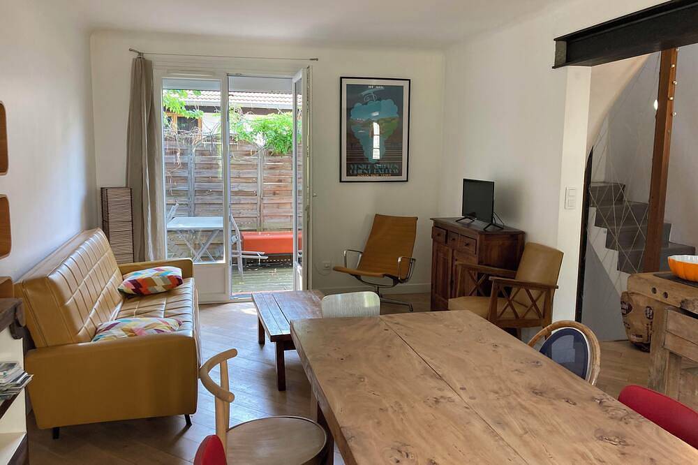 House downtown - Quiet - on the banks of the Loire and 10 minutes walk from downtown in Orléans, Loire Valley