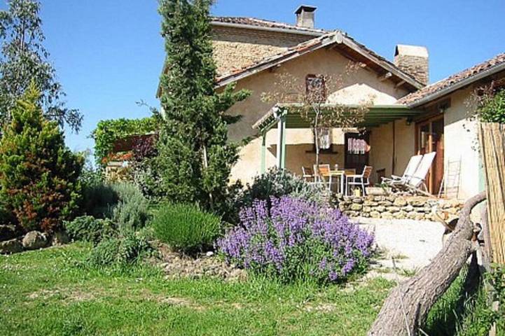 Gîte pour 6 personnes, avec terrasse ainsi que piscine et jardin, animaux acceptés à Labastide-Paumès