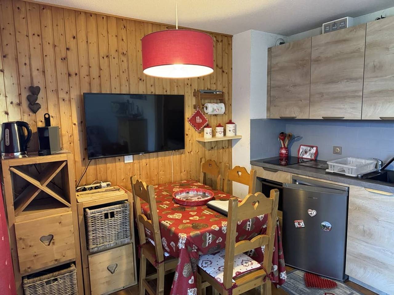 Entire studio, **Charming Studio for 4 with Balcony, 800m from Super-Châtel Lift** in Châtel, Les Portes du Soleil