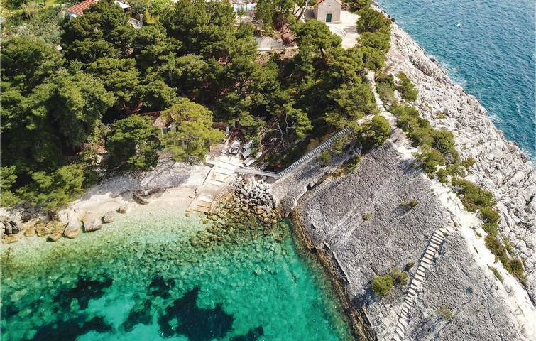 Seaside Retreat: Cozy 1 Bed Apt with Terrace, Wi-Fi & Parking, 2km to Beach in Hvar